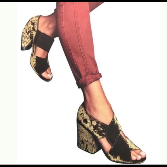 CAbi Shoes - New CAbi Green Velvet Interlock Block Heel- Sz 7